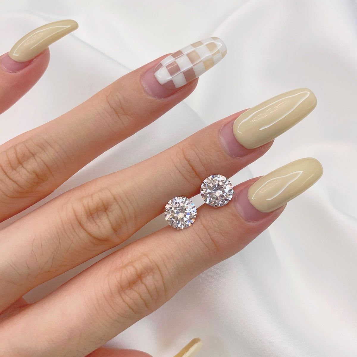[Kincade Jewelrys]Stylish Shiny Round Center Stone Stud Earrings
