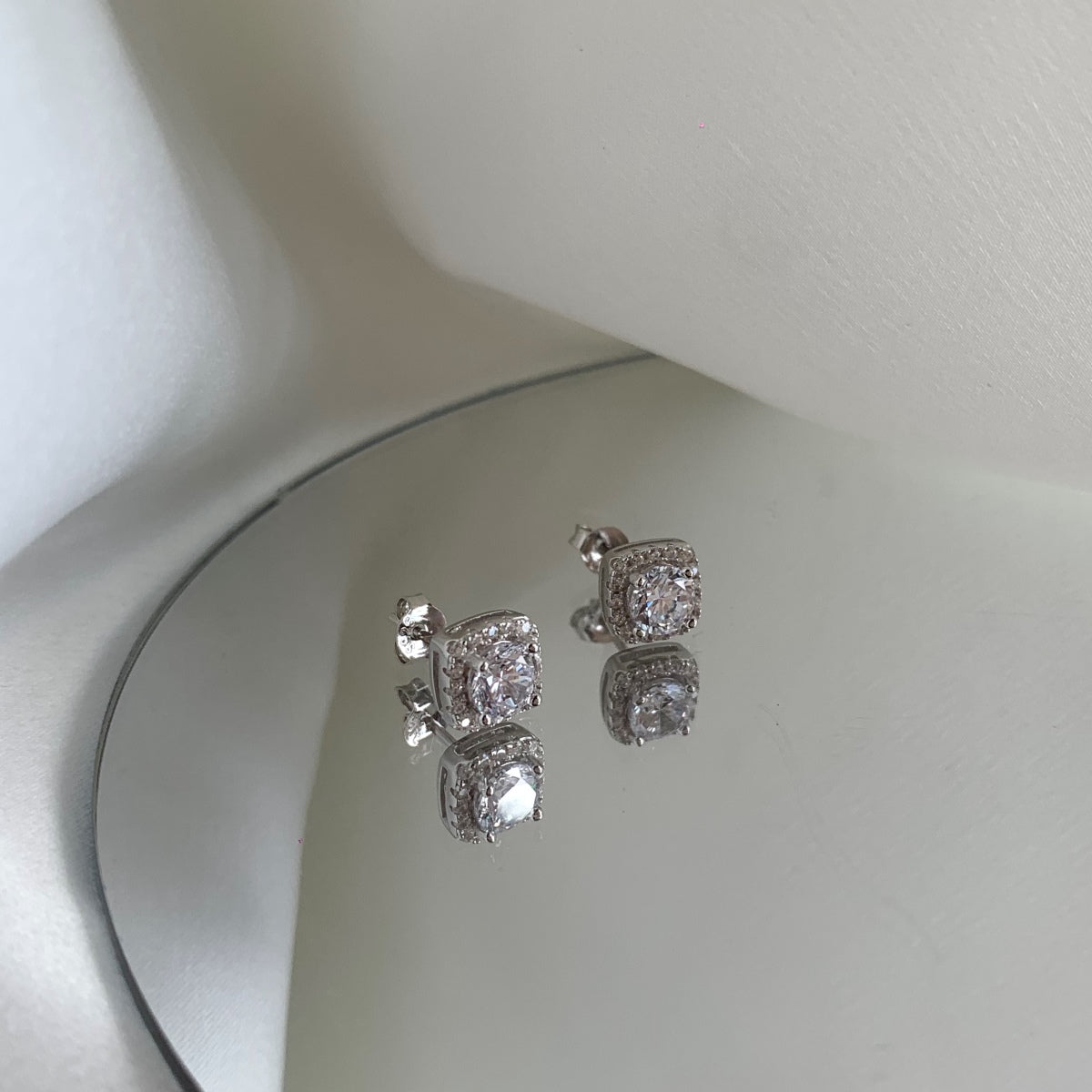 [Kincade Jewelery]Classic Round Center Stone Stud Earrings