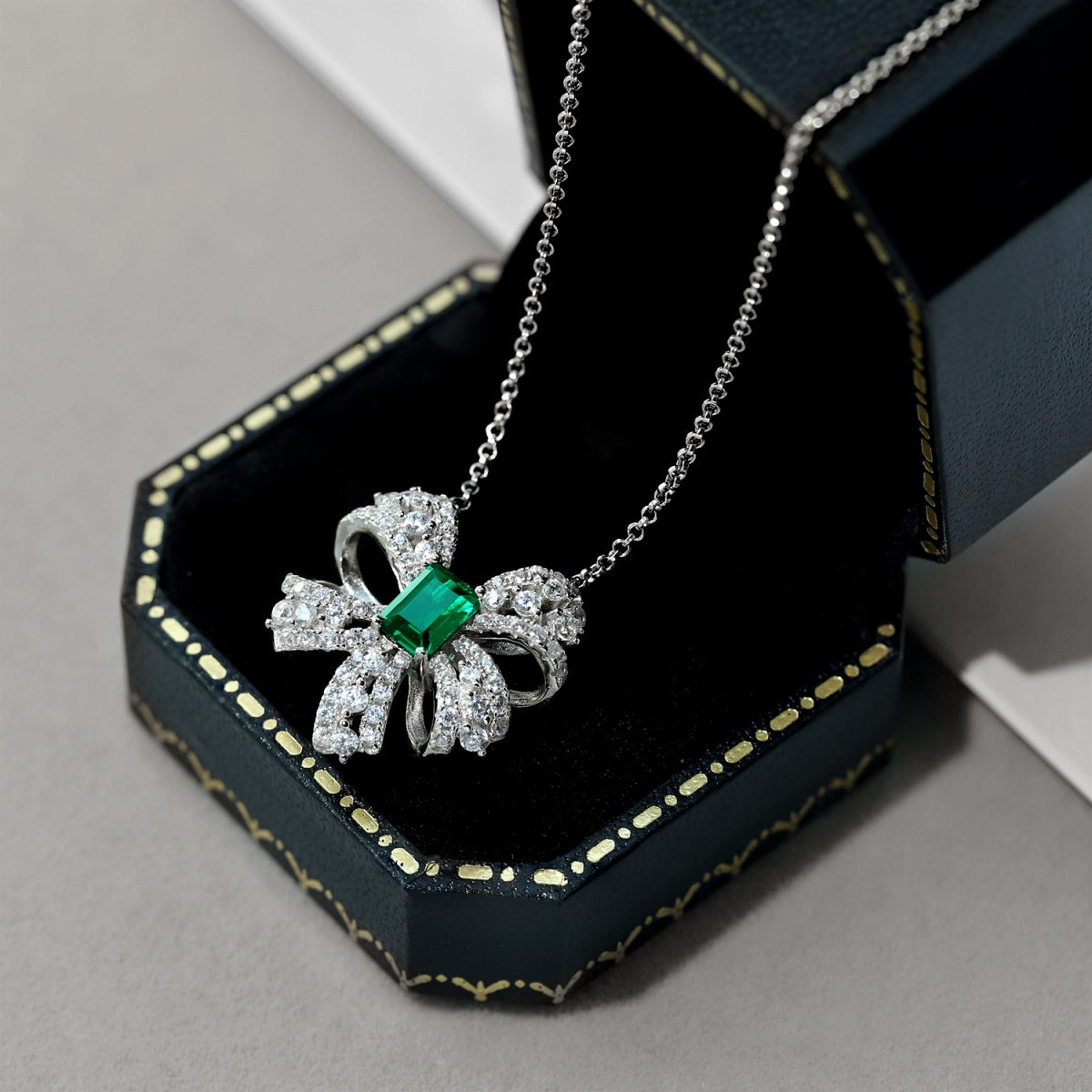 [Kincade Jewelery]Luxurious Flower Shape Emerald Cut Necklace