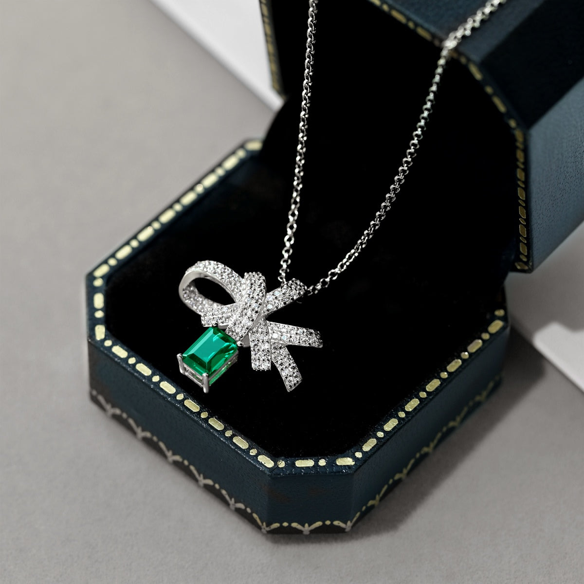 [Kincade Jewelery]Luxurious Flower Shape Emerald Cut Necklace