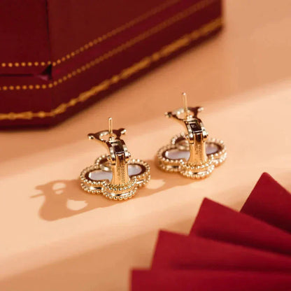[Kincade Jewelrys]CLOVER MEDIUM 1 MOTIFS  WHITE MOP STUD EARRINGS