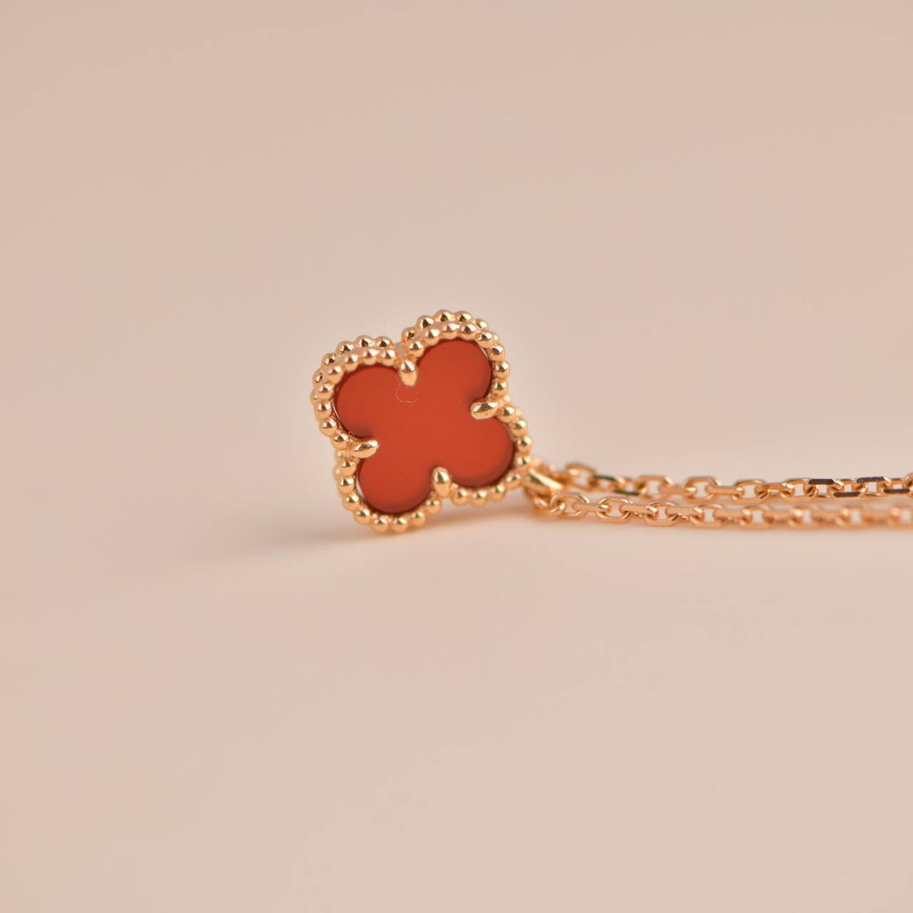 [Kincade Jewelrys]CLOVER MINI 9.5MM WHITE CARNELIANS NECKLACE